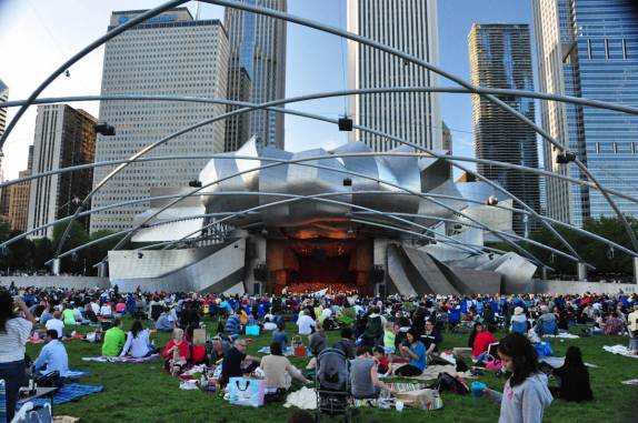 Público se prepara para show gratuito de música clássica no Parque Millenium, em Chicago, em Illinois, nos Estados Unidos